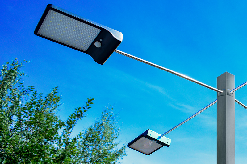 Uliczna lampa solarna LED 18W z czujnikiem ruchu i zmierzchu