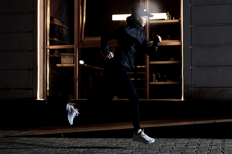 Czapka z latarką LED regulowana z daszkiem – unisex