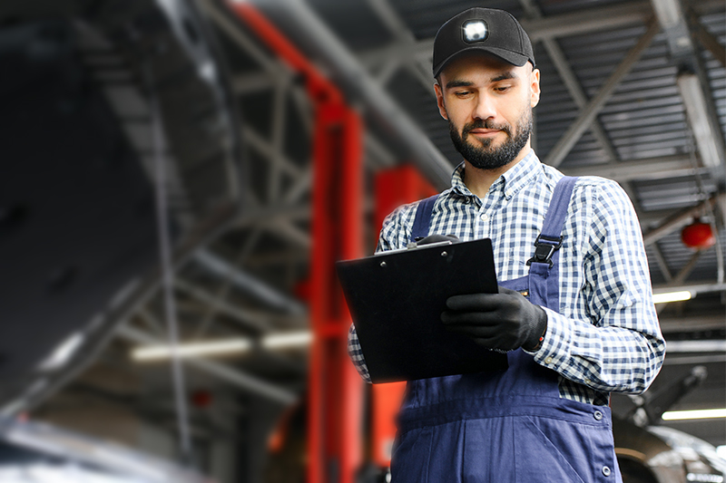 Czapka z latarką LED regulowana z daszkiem – unisex