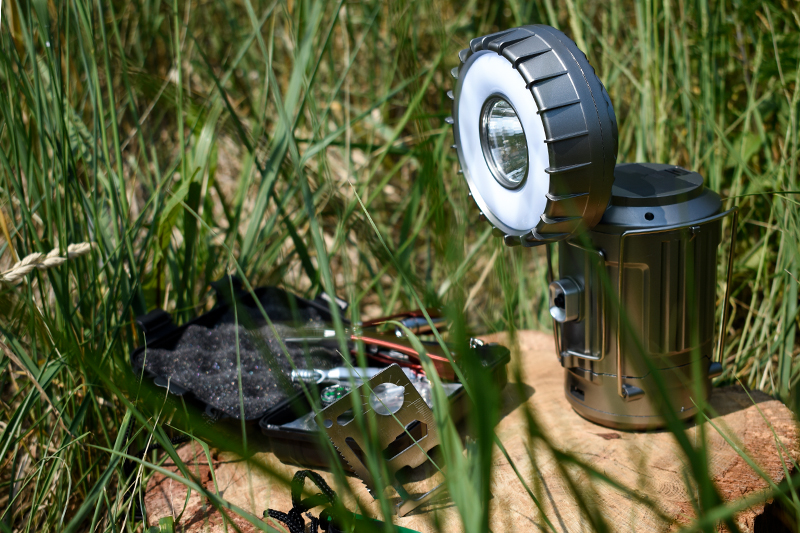 Lampka turystyczna solarna LED C05 3W 6000K na baterie