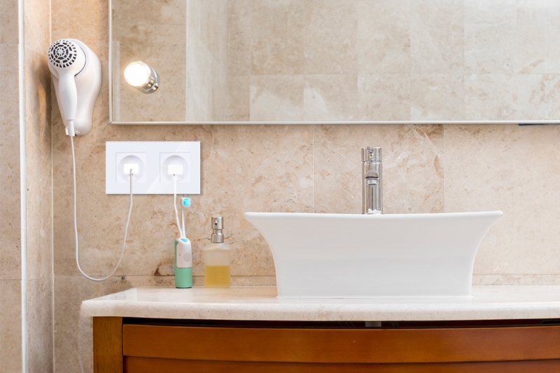 Gniazdo elektryczne szklane podwójne natynkowe 230V - białe