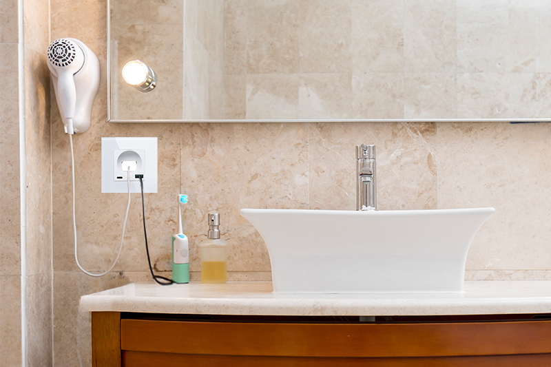 Gniazdo elektryczne szklane natynkowe 230V z 2xUSB - białe