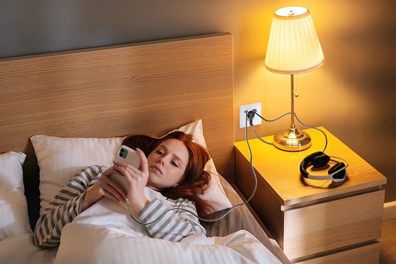 Gniazdo elektryczne szklane natynkowe 230V z 2xUSB - białe