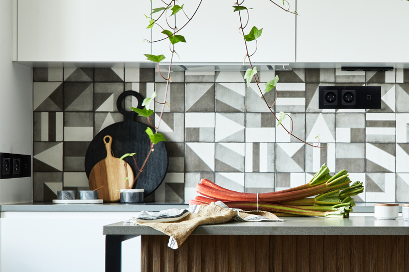 Włącznik dotykowy pojedynczy z gniazdem podwójnym 230V - czarny