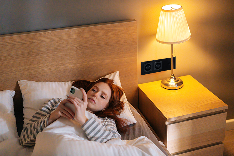 Włącznik dotykowy pojedynczy z gniazdem podwójnym 230V - czarny