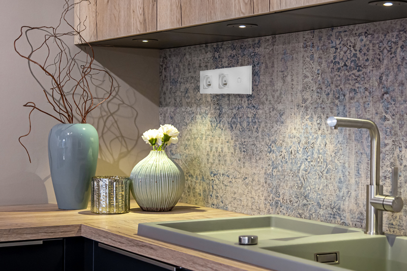 Włącznik dotykowy pojedynczy z gniazdem podwójnym 230V - biały