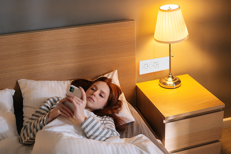 Włącznik dotykowy pojedynczy z gniazdem podwójnym 230V - biały