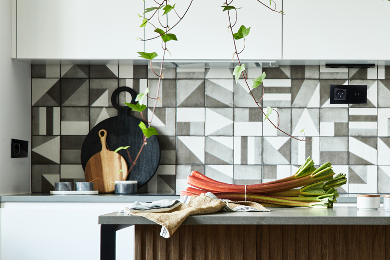 Włącznik dotykowy pojedynczy z gniazdem 230V 1+1 - czarny