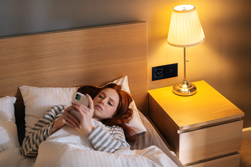 Włącznik dotykowy pojedynczy z gniazdem 230V 1+1 - czarny