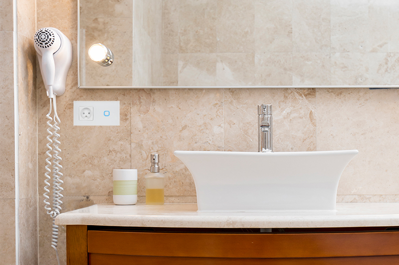 Włącznik dotykowy pojedynczy z gniazdem 230V 1+1 - biały