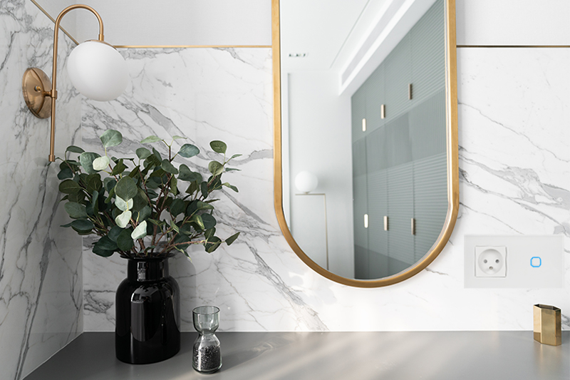 Włącznik dotykowy pojedynczy z gniazdem 230V 1+1 - biały